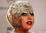 组图：Lady Gaga赴Bambi颁奖礼 金丝包头惨变榴莲