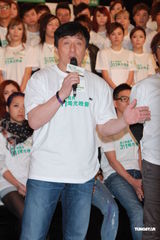 组图：成龙曾志伟谭咏麟率演艺群星录歌鼓励日本