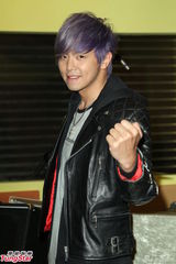 组图：黄鸿升生日开唱 喜收高档耳机