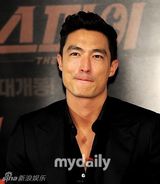 组图：韩片《间谍》媒体首映 韩艺丽深V秀性感