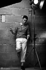 组图：任重半熟写真沉稳显迷人魅力