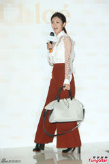 组图：安以轩斑点透明装亮相 红色长裤优雅干练