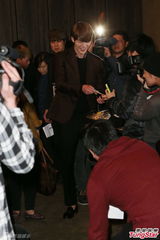 组图：金宇彬访台送巧克力 自嘲长相奇特似恐龙