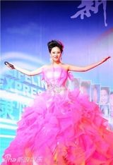 组图：杨紫萍爱心献唱 获封“大众健康形象大使” 