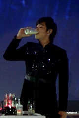 组图：东方神起台湾会歌迷引数千粉丝尖叫破表