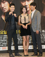 高清图：崔始源宣传新剧《波塞冬》 牵手女星李诗英