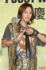 高清图：张根硕闪亮赴台全程搞怪猪不离手