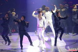 组图：东方神起开唱 劲歌热舞粉丝high不停