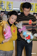 组图：郑少秋汪明荃探访康复中心 为病患亲手做汤圆 