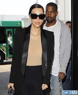 组图：卡戴珊肉色衣打底似没穿 老公贴心拎大包