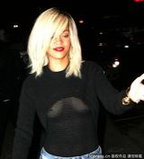 高清组图：蕾哈娜透视装出街 爆乳凸点不惧走光