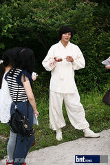 组图：朱元《新娘面具》片场为留学生讲解韩国文化