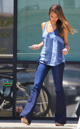 组图：杰西卡-阿尔芭街拍 条纹上衣搭牛仔裤