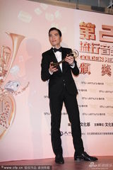 组图：萧敬腾获最佳国语男歌手 兴奋摆造型