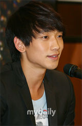 幻灯图：Rain出席新专辑发布会 帅气不减笑容温暖