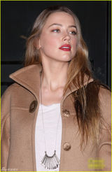 组图：德普戴黑超嘴角微扬 未婚妻艾梅柏傲气足