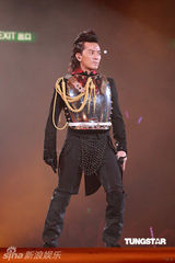 高清组图：郑伊健演唱会 舒淇登台与其热吻