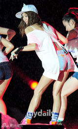 组图：EXO-K等热唱音乐会 Kara具荷拉秀美背翘臀