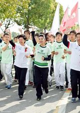 幻灯：黄奕领万人健康跑 关注青海玉树震区孩童