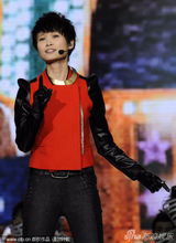 组图：李宇春湖南卫视跨年变身太空人从天而降