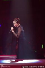 组图：黄伟文作品展开唱 陈奕迅拄拐演唱助阵