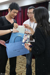 高清：樱花师奶千里追星 与黄晓明握手兴奋不已