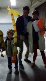 组图：梁咏琪带西班牙老公逛花市体验年味