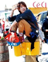 组图：韩星郑日宇加拿大拍写真 尽展阳光大男孩本色