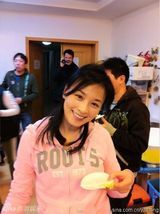 组图：张庭女儿周岁生日照曝光 气氛温馨乐融融