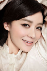 组图：袁姗姗白衣妆容写真 纯美风格清雅靓丽