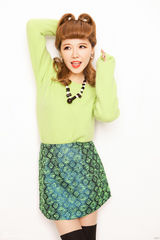 组图：唐笑最新宣传照 演绎初夏气息甜撞色美装