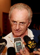 组图：威尼斯电影节闭幕 获奖者后台高举奖杯