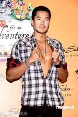 幻灯图：张惠妹男友现身珠宝发布会 称尚无结婚打算