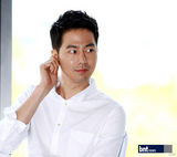 组图：赵仁成申宝拉出席某电子产品宣传活动