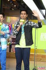 组图：彭于晏运动装亮相帅气抢镜