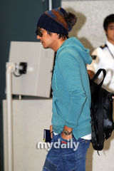 组图：张东健夫妇从伦敦返韩 河智苑豹纹裤抢眼