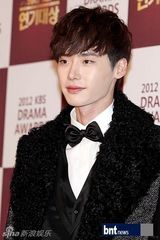 组图：文彩元朴信惠等盛装亮相演技大赏红毯