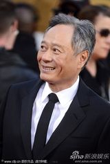 组图：《少年派》导演李安面带微笑亮相红毯
