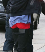 组图：比伯无惧招妓丑闻出街 搂怀孕女粉丝拍照