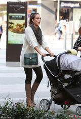 高清组图：杰西卡-阿尔芭街拍白色毛衣搭配长靴