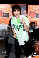 高清组图：古巨基代言日本料理 尝试炮制北海道雪糕