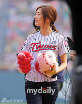组图：韩国女艺人郑素敏担任棒球比赛开球嘉宾