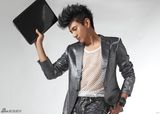 组图：吴奇隆写真显自身特质 时尚装扮潮味足