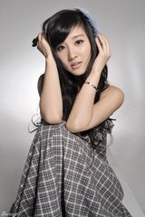 幻灯图：张可佳新造型 向往成熟小女人