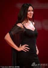 组图：《炎夏》发布会 贝鲁奇裹身黑裙秀玲珑曲线