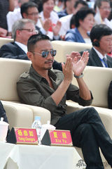 组图：张涵予现身万达活动 现场未见偶像有遗憾