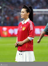 组图：谭晶中荷大战着国足队服领唱国歌