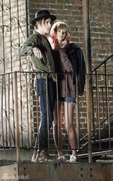 组图：斯威夫特拍MV穿颓废装变小鸟依人