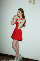 组图：鸡排妹镂空裙装出镜 身材诱人长腿性感