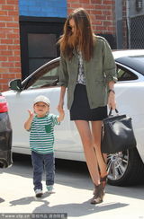 组图：米兰达-可儿携子出行 小正太憨萌招手